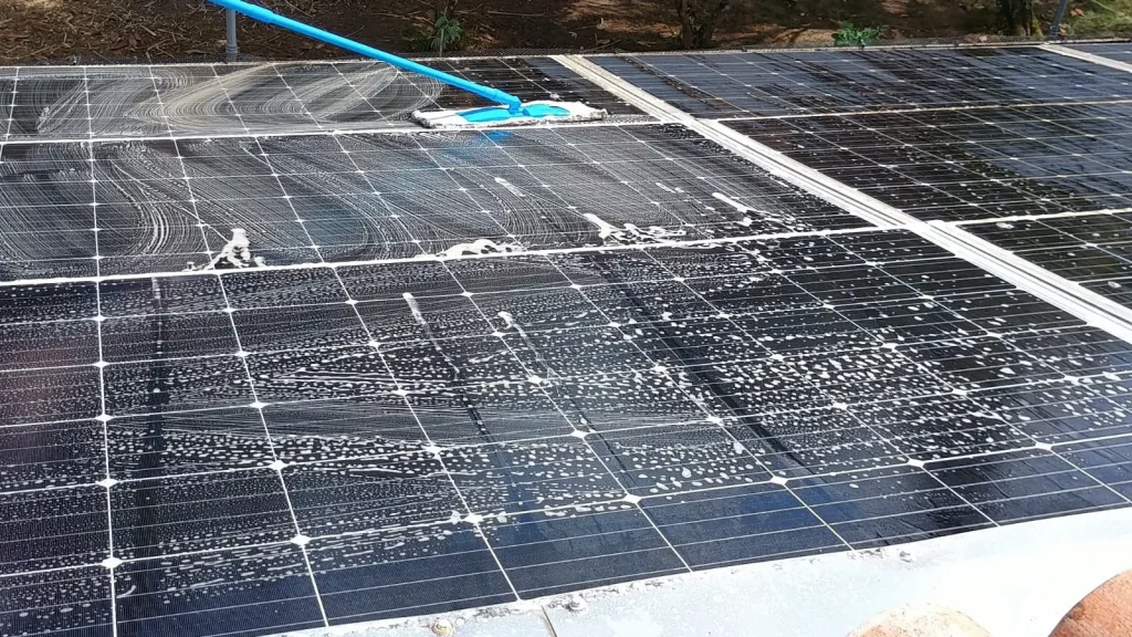 entretien-toiture-panneaux-solaires